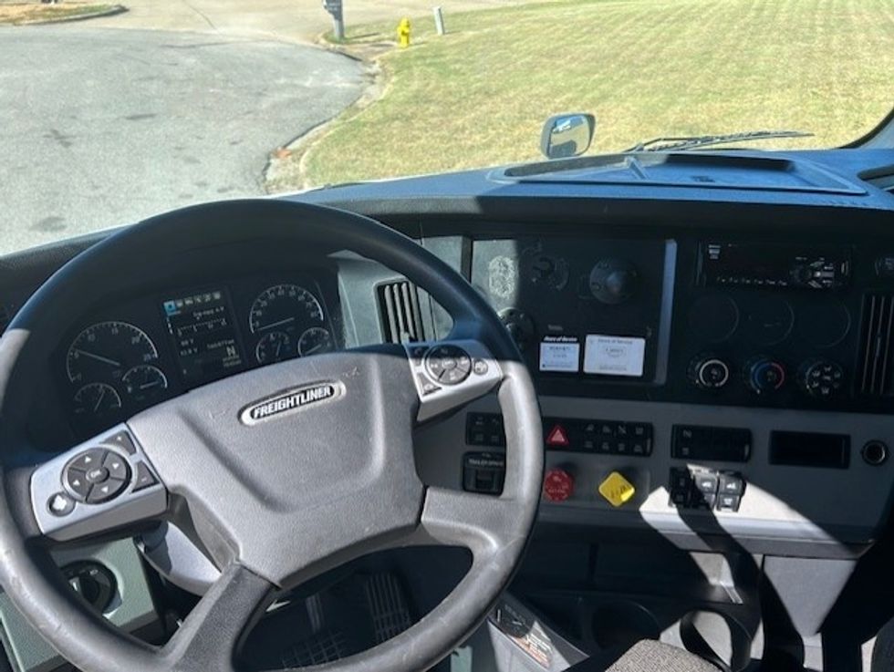 Sleeper Tractor-Heavy Duty Tractors-Freightliner-2021-T12664ST-Montgomery-AL-560,077\n\t\tmiles-$ 59,750 - Image 11