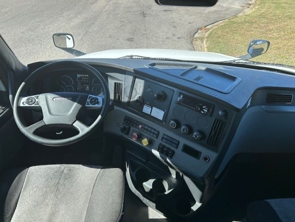 Sleeper Tractor-Heavy Duty Tractors-Freightliner-2021-T12664ST-Montgomery-AL-560,077\n\t\tmiles-$ 59,750 - Image 12