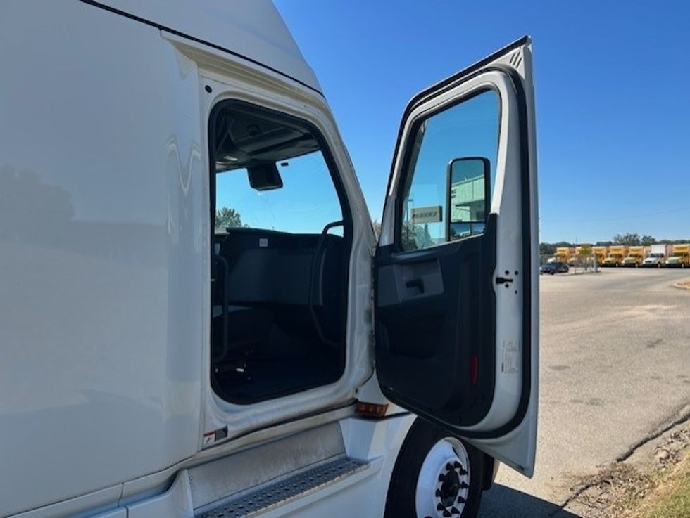 Sleeper Tractor-Heavy Duty Tractors-Freightliner-2021-T12664ST-Montgomery-AL-560,077\n\t\tmiles-$ 59,750 - Image 13