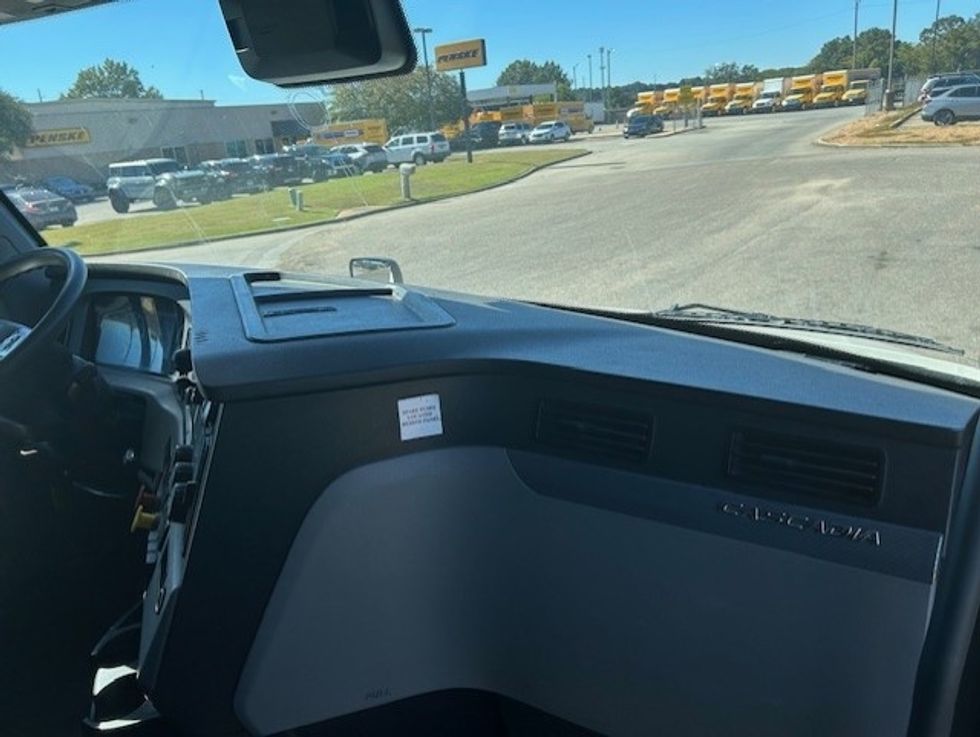 Sleeper Tractor-Heavy Duty Tractors-Freightliner-2021-T12664ST-Montgomery-AL-560,077\n\t\tmiles-$ 59,750 - Image 14