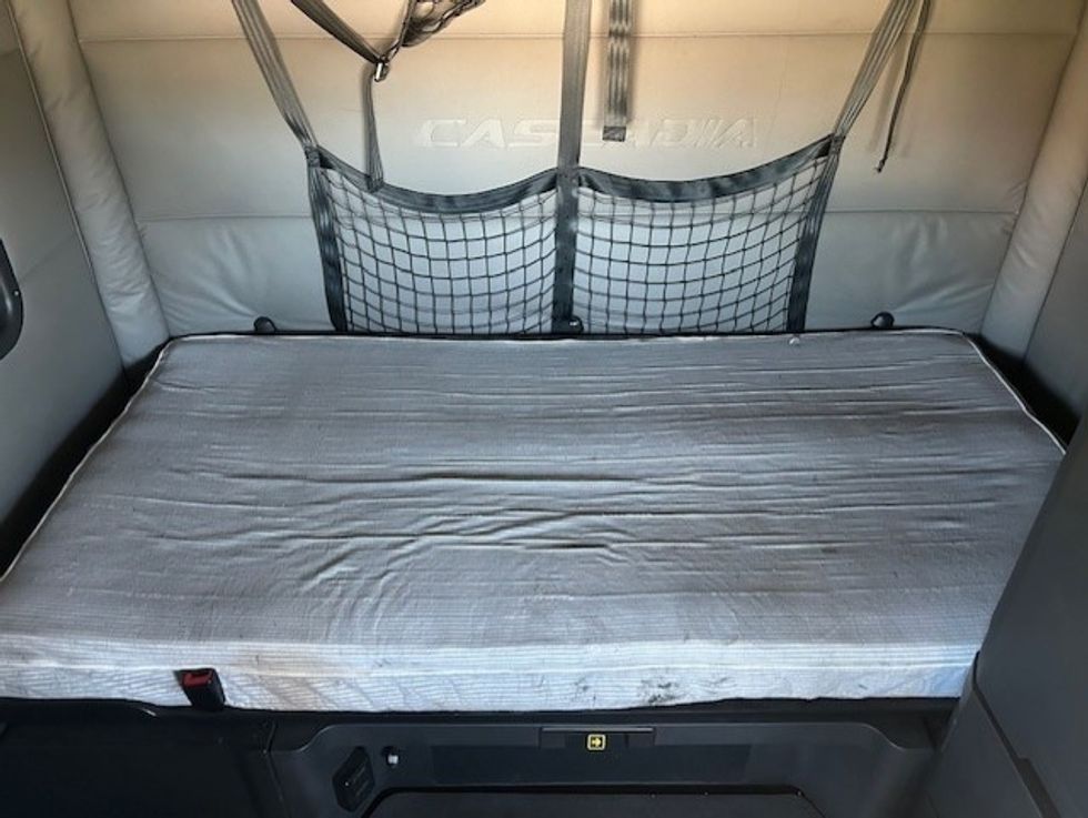 Sleeper Tractor-Heavy Duty Tractors-Freightliner-2021-T12664ST-Montgomery-AL-560,077\n\t\tmiles-$ 59,750 - Image 16