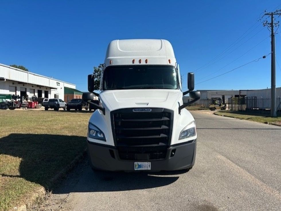 Sleeper Tractor-Heavy Duty Tractors-Freightliner-2021-T12664ST-Montgomery-AL-560,077\n\t\tmiles-$ 59,750 - Image 2