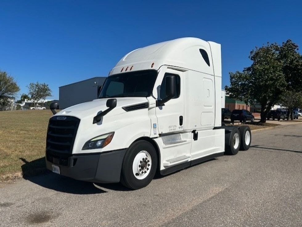 Sleeper Tractor-Heavy Duty Tractors-Freightliner-2021-T12664ST-Montgomery-AL-560,077\n\t\tmiles-$ 59,750 - Image 3