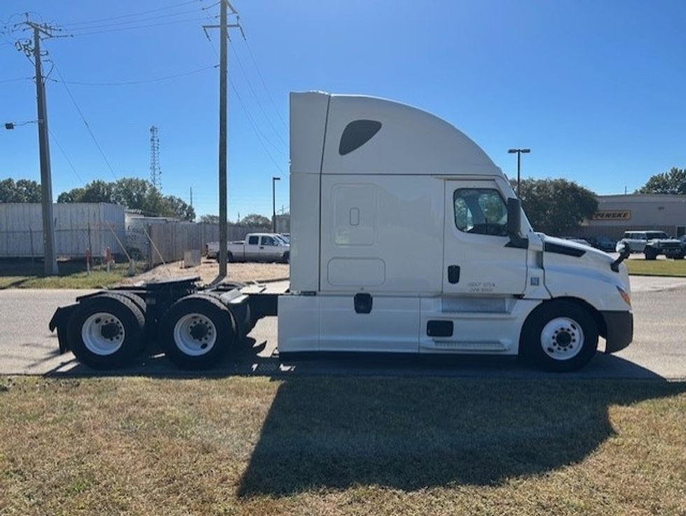 Sleeper Tractor-Heavy Duty Tractors-Freightliner-2021-T12664ST-Montgomery-AL-560,077\n\t\tmiles-$ 59,750 - Image 8