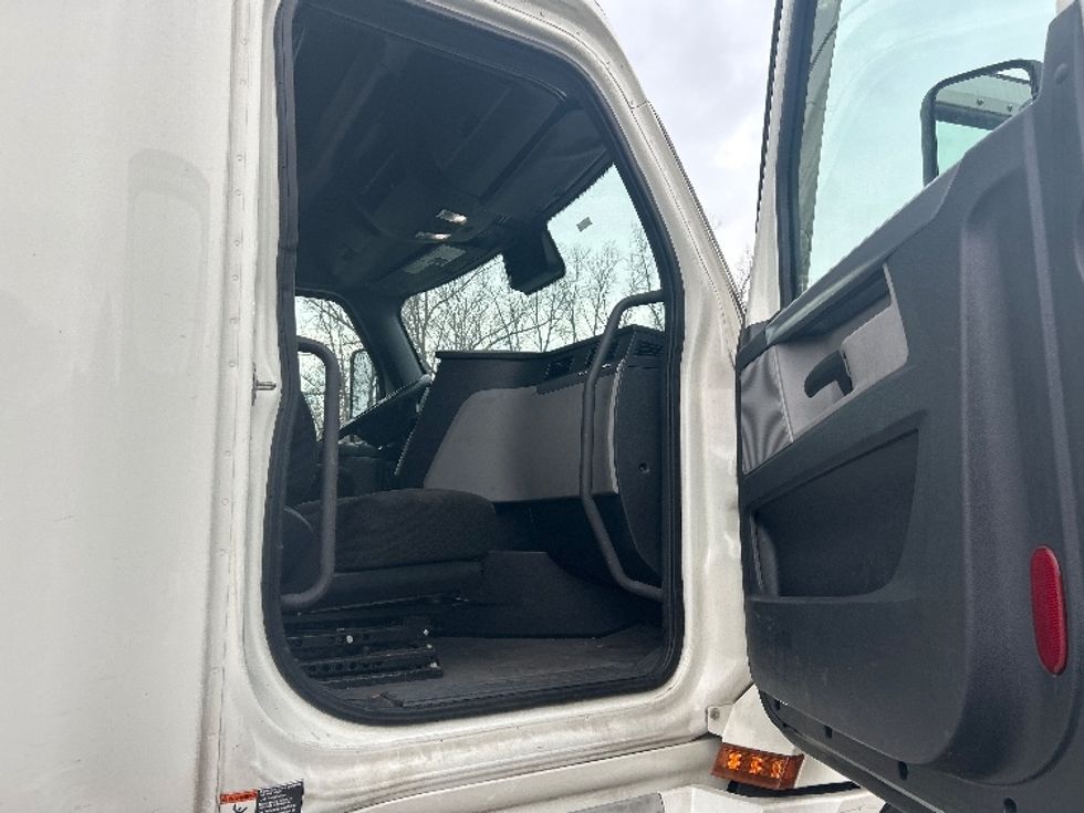 Sleeper Tractor-Heavy Duty Tractors-Freightliner-2021-T12664ST-Montgomery-NY-548,743\n\t\tmiles-$ 58,000 - Image 13