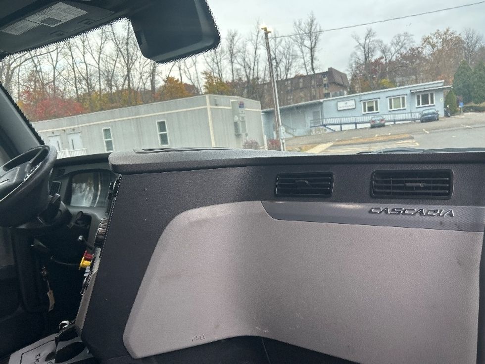 Sleeper Tractor-Heavy Duty Tractors-Freightliner-2021-T12664ST-Montgomery-NY-548,743\n\t\tmiles-$ 58,000 - Image 14