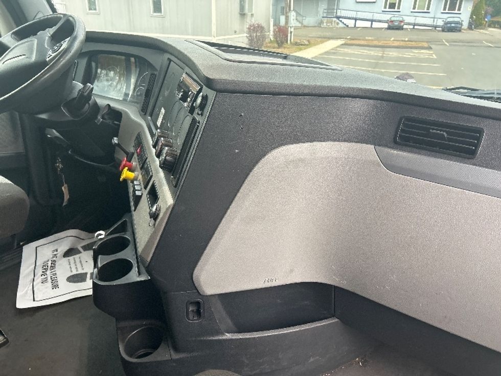 Sleeper Tractor-Heavy Duty Tractors-Freightliner-2021-T12664ST-Montgomery-NY-548,743\n\t\tmiles-$ 58,000 - Image 15