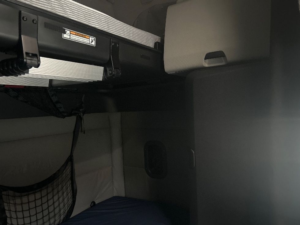 Sleeper Tractor-Heavy Duty Tractors-Freightliner-2021-T12664ST-Montgomery-NY-548,743\n\t\tmiles-$ 58,000 - Image 18