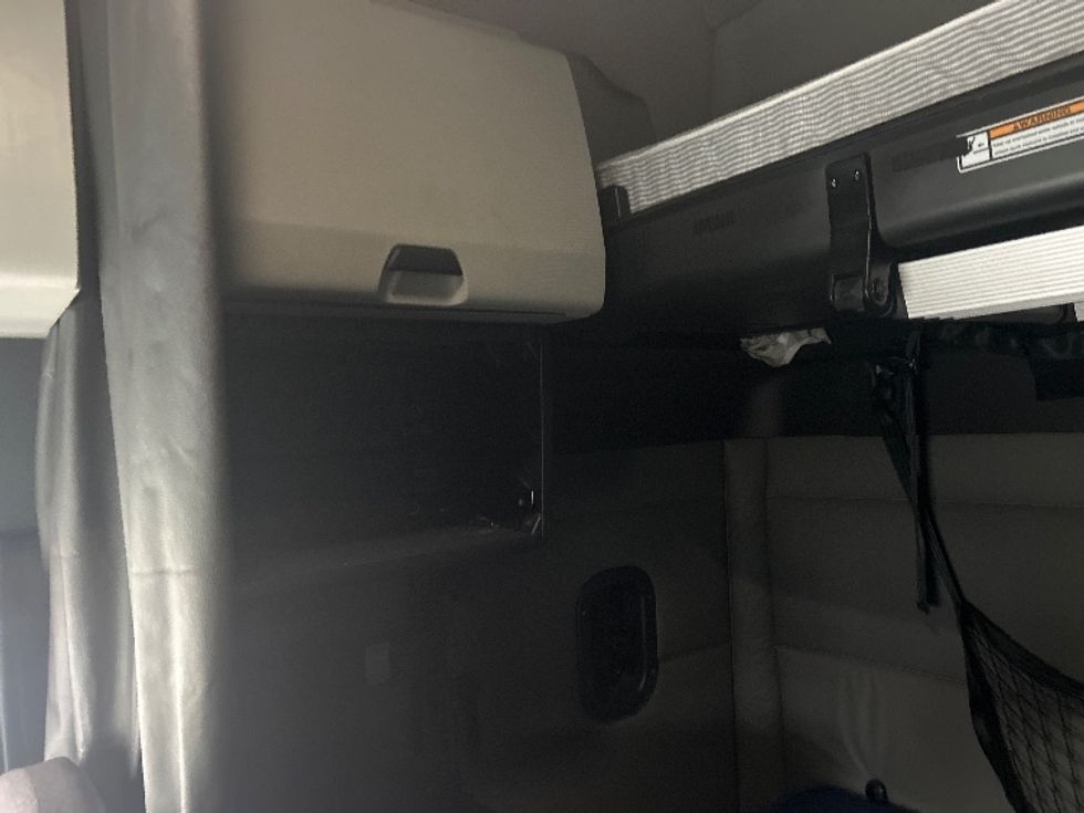 Sleeper Tractor-Heavy Duty Tractors-Freightliner-2021-T12664ST-Montgomery-NY-548,743\n\t\tmiles-$ 58,000 - Image 19