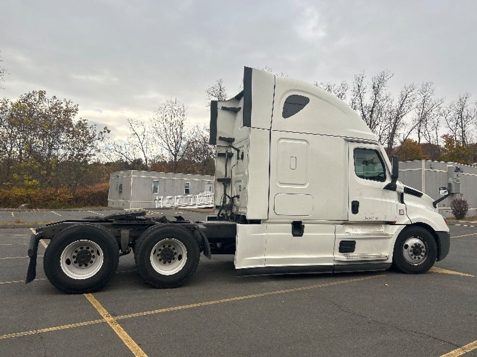 Sleeper Tractor-Heavy Duty Tractors-Freightliner-2021-T12664ST-Montgomery-NY-548,743\n\t\tmiles-$ 58,000 - Image 8