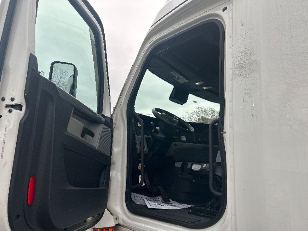 Sleeper Tractor-Heavy Duty Tractors-Freightliner-2021-T12664ST-Montgomery-NY-548,743\n\t\tmiles-$ 58,000 - Image 9