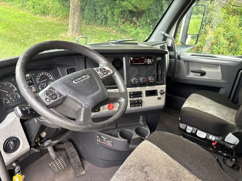 Sleeper Tractor-Heavy Duty Tractors-Freightliner-2021-T12664ST-Montgomery-NY-579,566\n\t\tmiles-$ 59,000 - Image 10