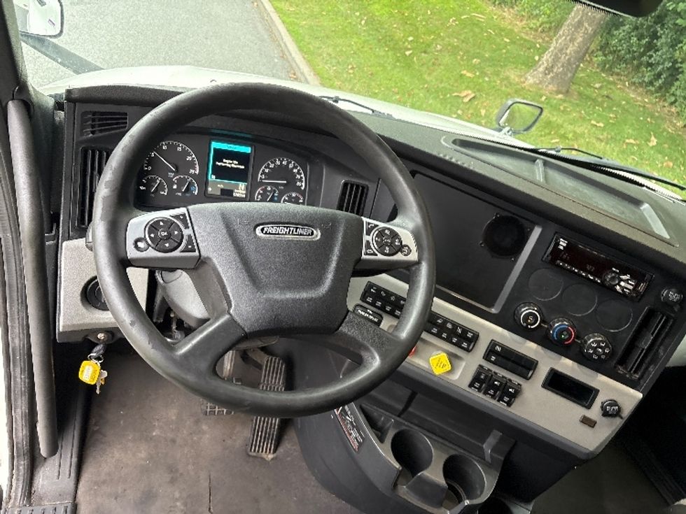Sleeper Tractor-Heavy Duty Tractors-Freightliner-2021-T12664ST-Montgomery-NY-579,566\n\t\tmiles-$ 59,000 - Image 11