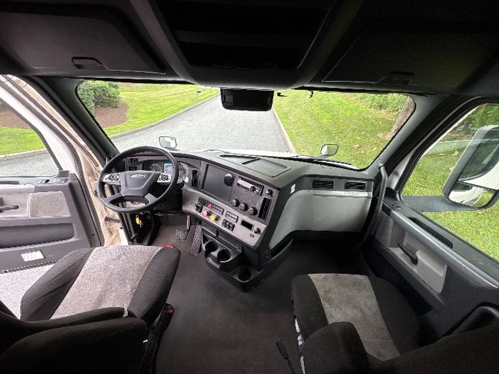 Sleeper Tractor-Heavy Duty Tractors-Freightliner-2021-T12664ST-Montgomery-NY-579,566\n\t\tmiles-$ 59,000 - Image 12
