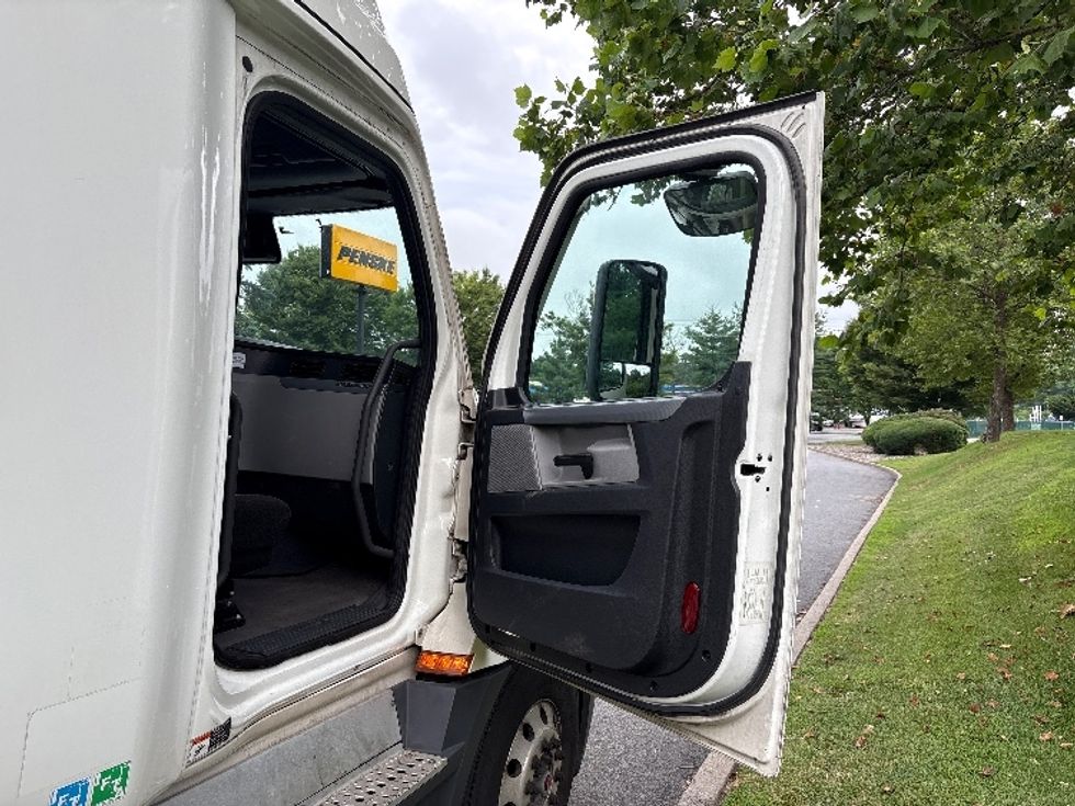 Sleeper Tractor-Heavy Duty Tractors-Freightliner-2021-T12664ST-Montgomery-NY-579,566\n\t\tmiles-$ 59,000 - Image 13