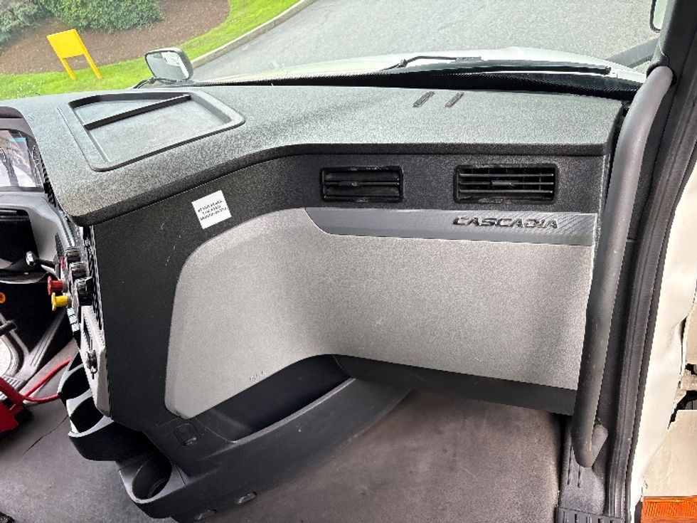 Sleeper Tractor-Heavy Duty Tractors-Freightliner-2021-T12664ST-Montgomery-NY-579,566\n\t\tmiles-$ 59,000 - Image 14