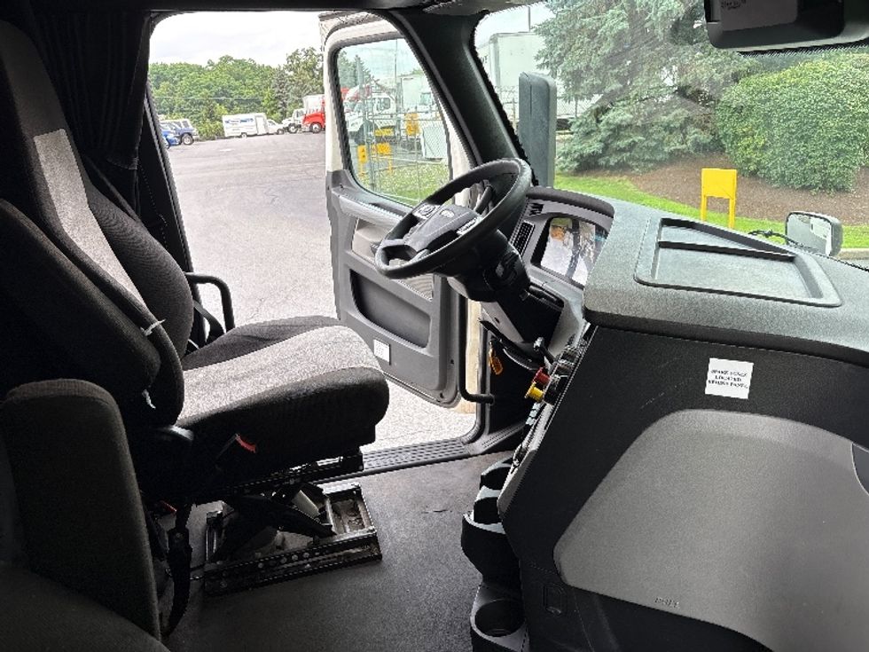 Sleeper Tractor-Heavy Duty Tractors-Freightliner-2021-T12664ST-Montgomery-NY-579,566\n\t\tmiles-$ 59,000 - Image 15