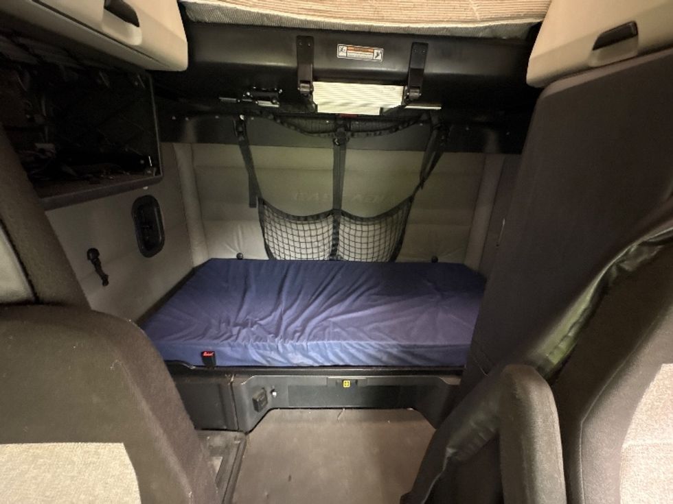 Sleeper Tractor-Heavy Duty Tractors-Freightliner-2021-T12664ST-Montgomery-NY-579,566\n\t\tmiles-$ 59,000 - Image 16