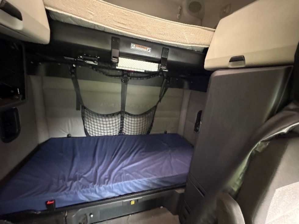 Sleeper Tractor-Heavy Duty Tractors-Freightliner-2021-T12664ST-Montgomery-NY-579,566\n\t\tmiles-$ 59,000 - Image 17