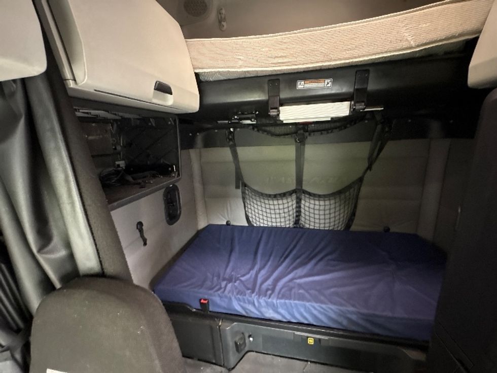 Sleeper Tractor-Heavy Duty Tractors-Freightliner-2021-T12664ST-Montgomery-NY-579,566\n\t\tmiles-$ 59,000 - Image 19