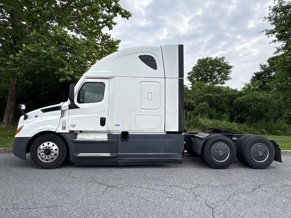 Sleeper Tractor-Heavy Duty Tractors-Freightliner-2021-T12664ST-Montgomery-NY-579,566\n\t\tmiles-$ 59,000 - Image 4