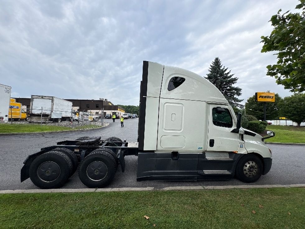 Sleeper Tractor-Heavy Duty Tractors-Freightliner-2021-T12664ST-Montgomery-NY-579,566\n\t\tmiles-$ 59,000 - Image 8