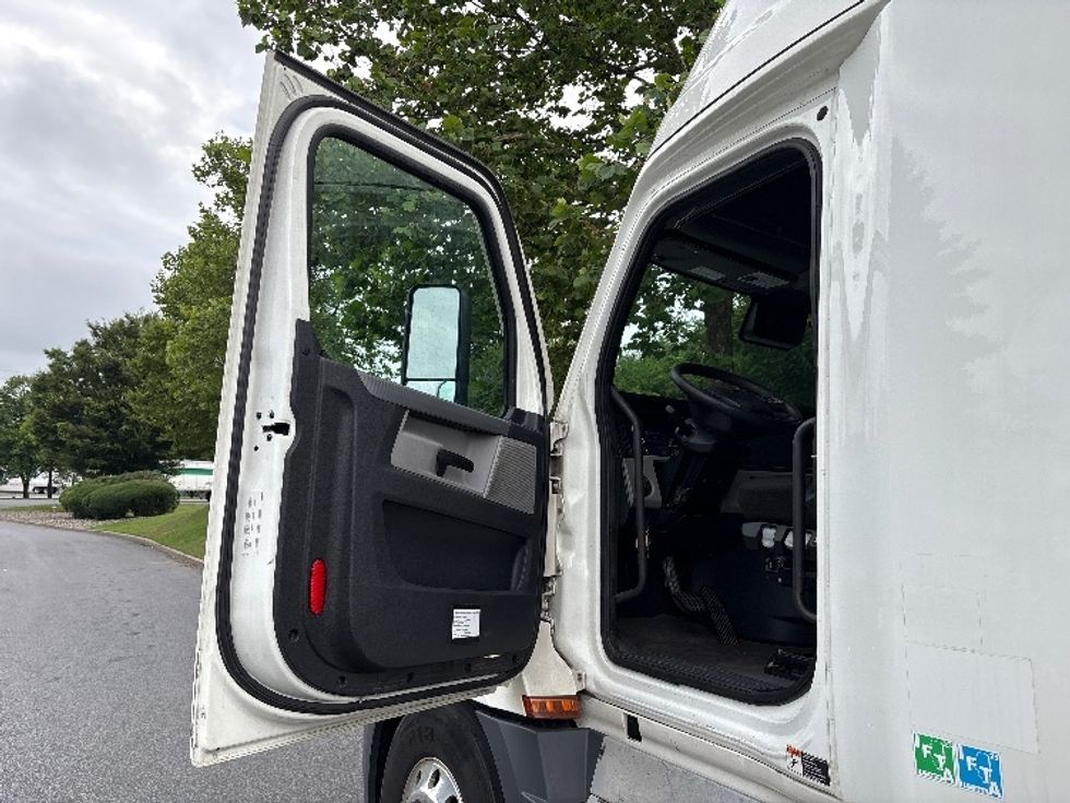 Sleeper Tractor-Heavy Duty Tractors-Freightliner-2021-T12664ST-Montgomery-NY-579,566\n\t\tmiles-$ 59,000 - Image 9