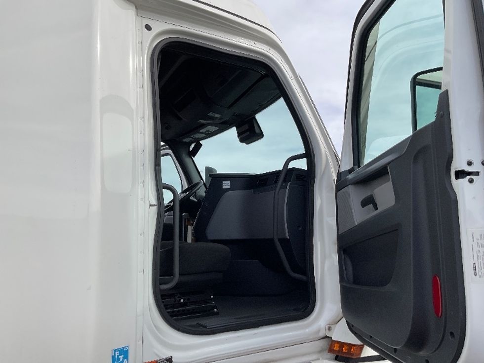 Sleeper Tractor-Heavy Duty Tractors-Freightliner-2021-T12664ST-Montgomery-NY-670,823\n\t\tmiles-$ 47,250 - Image 13