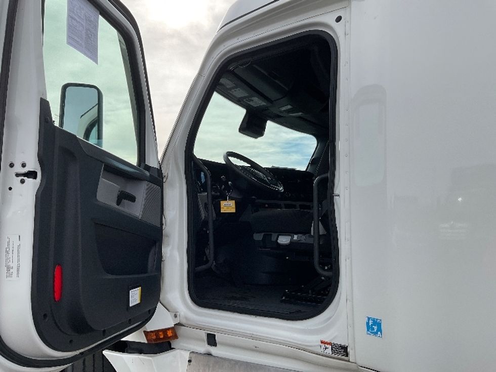 Sleeper Tractor-Heavy Duty Tractors-Freightliner-2021-T12664ST-Montgomery-NY-670,823\n\t\tmiles-$ 47,250 - Image 9