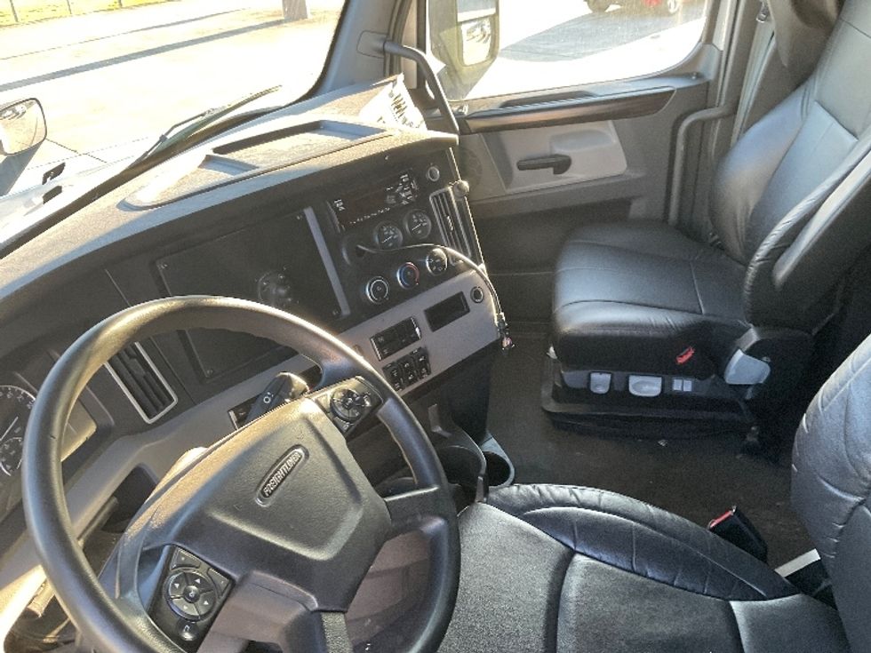 Sleeper Tractor-Heavy Duty Tractors-Freightliner-2021-T12664ST-Morristown-TN-326,833\n\t\tmiles-$ 88,500 - Image 10