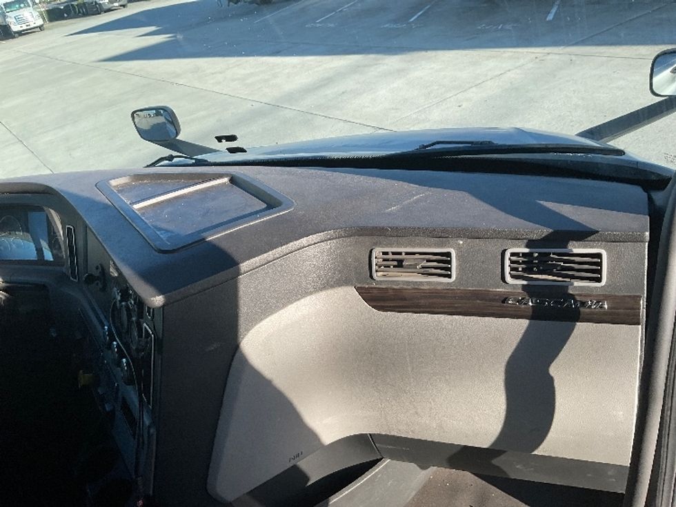 Sleeper Tractor-Heavy Duty Tractors-Freightliner-2021-T12664ST-Morristown-TN-326,833\n\t\tmiles-$ 88,500 - Image 14