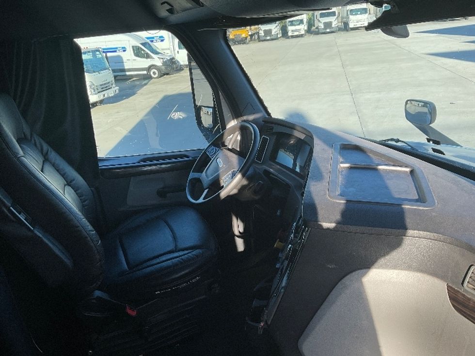 Sleeper Tractor-Heavy Duty Tractors-Freightliner-2021-T12664ST-Morristown-TN-326,833\n\t\tmiles-$ 88,500 - Image 15