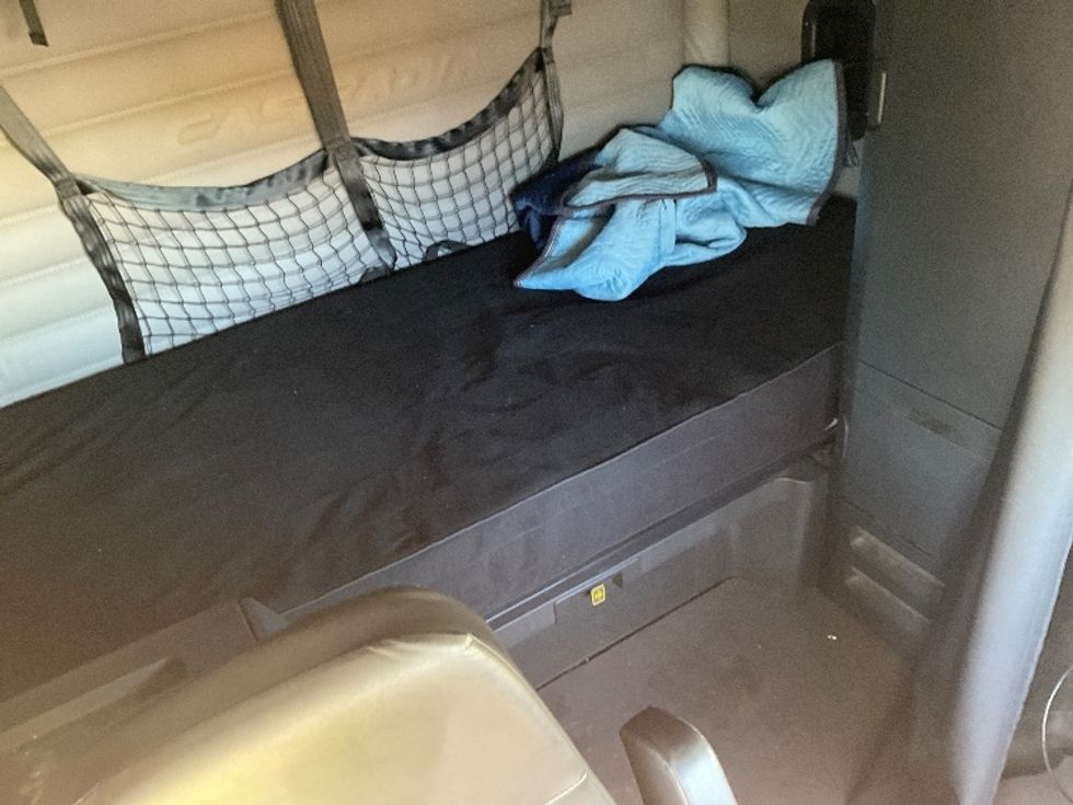 Sleeper Tractor-Heavy Duty Tractors-Freightliner-2021-T12664ST-Morristown-TN-326,833\n\t\tmiles-$ 88,500 - Image 16