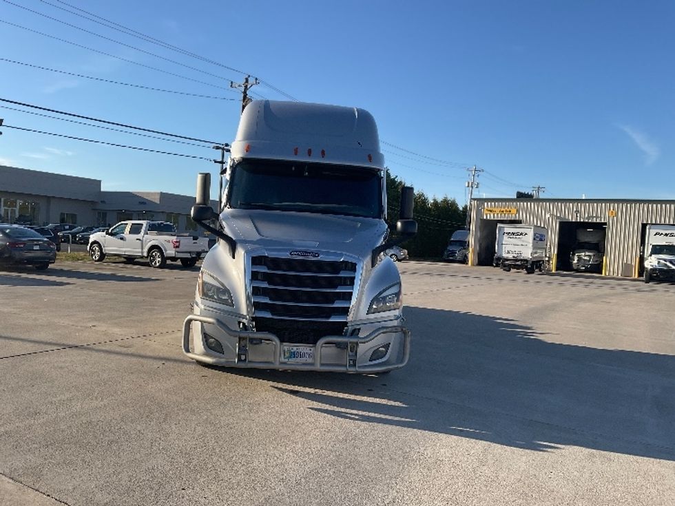 Sleeper Tractor-Heavy Duty Tractors-Freightliner-2021-T12664ST-Morristown-TN-326,833\n\t\tmiles-$ 88,500 - Image 2
