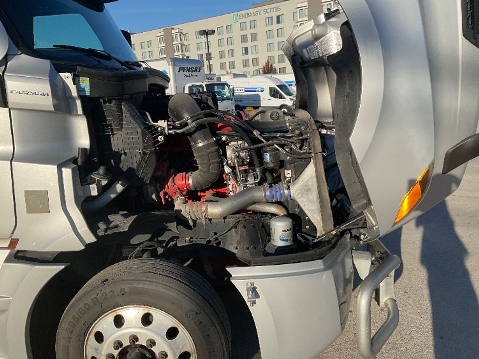 Sleeper Tractor-Heavy Duty Tractors-Freightliner-2021-T12664ST-Morristown-TN-326,833\n\t\tmiles-$ 88,500 - Image 20