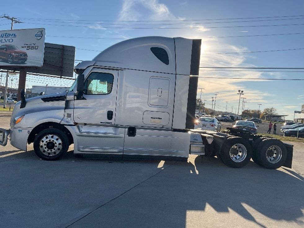 Sleeper Tractor-Heavy Duty Tractors-Freightliner-2021-T12664ST-Morristown-TN-326,833\n\t\tmiles-$ 88,500 - Image 4