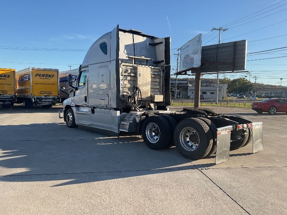 Sleeper Tractor-Heavy Duty Tractors-Freightliner-2021-T12664ST-Morristown-TN-326,833\n\t\tmiles-$ 88,500 - Image 5