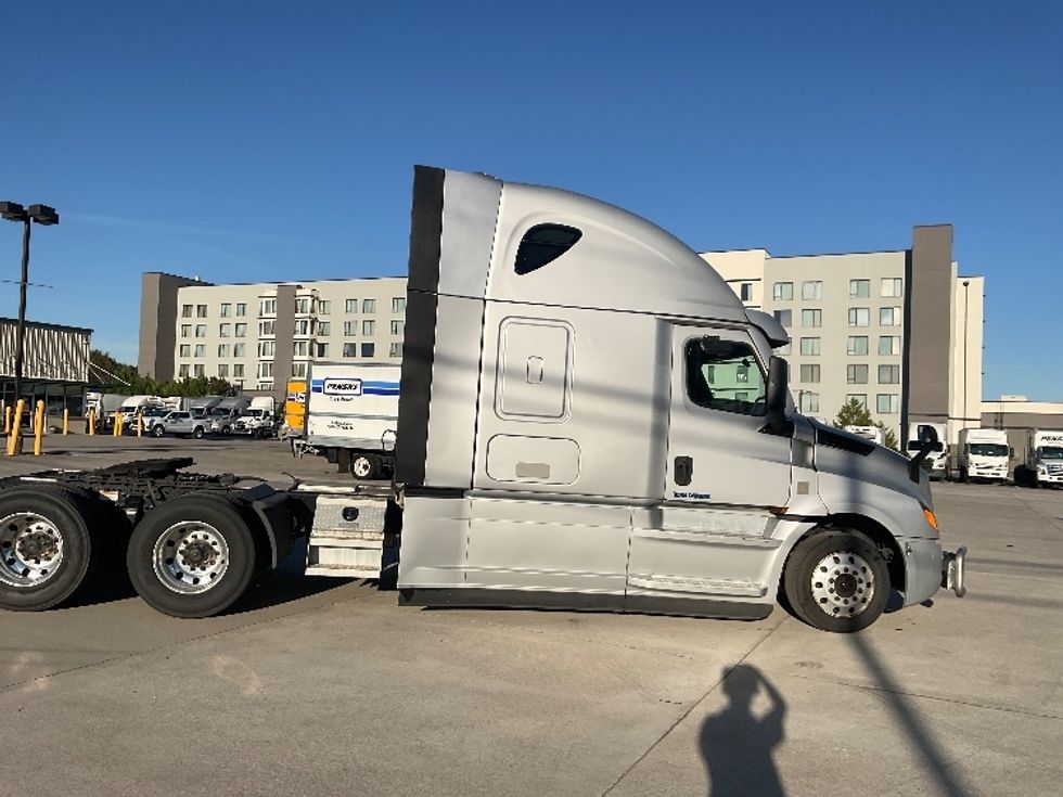 Sleeper Tractor-Heavy Duty Tractors-Freightliner-2021-T12664ST-Morristown-TN-326,833\n\t\tmiles-$ 88,500 - Image 8
