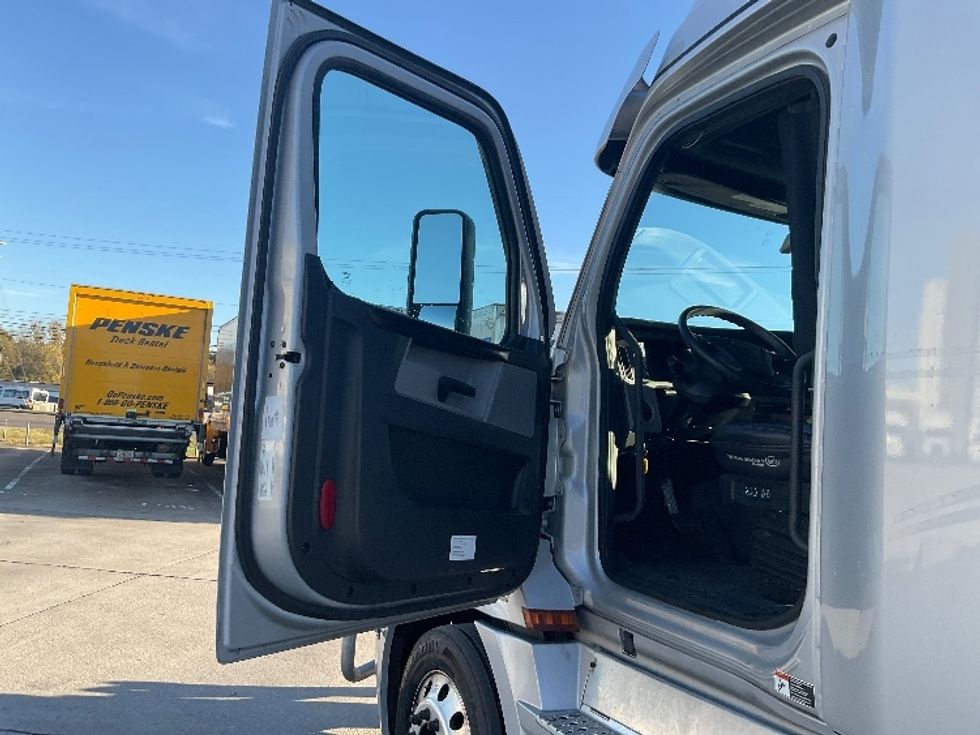 Sleeper Tractor-Heavy Duty Tractors-Freightliner-2021-T12664ST-Morristown-TN-326,833\n\t\tmiles-$ 88,500 - Image 9