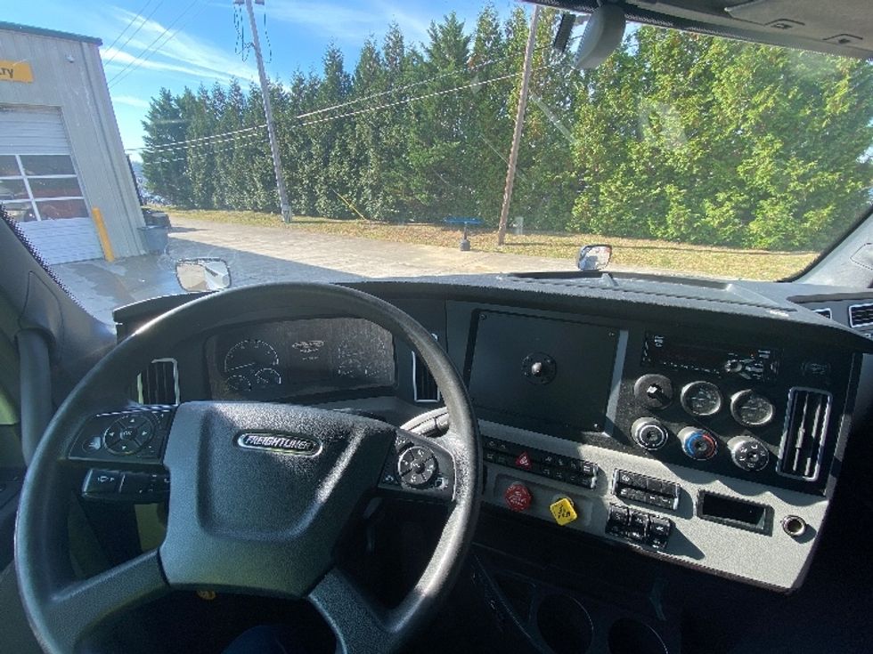 Sleeper Tractor-Heavy Duty Tractors-Freightliner-2021-T12664ST-Morristown-TN-406,663\n\t\tmiles-$ 82,500 - Image 11
