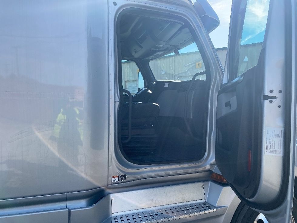 Sleeper Tractor-Heavy Duty Tractors-Freightliner-2021-T12664ST-Morristown-TN-406,663\n\t\tmiles-$ 82,500 - Image 13