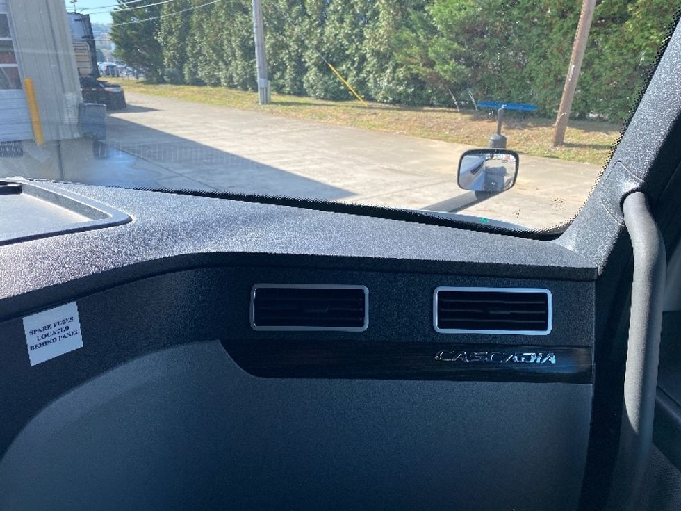 Sleeper Tractor-Heavy Duty Tractors-Freightliner-2021-T12664ST-Morristown-TN-406,663\n\t\tmiles-$ 82,500 - Image 14