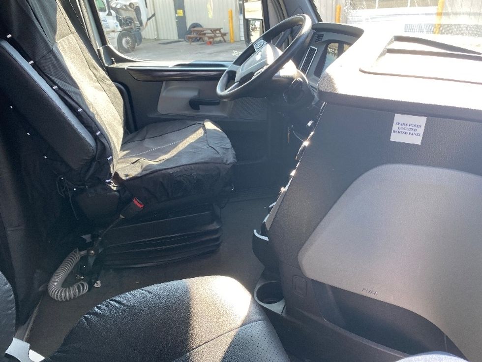 Sleeper Tractor-Heavy Duty Tractors-Freightliner-2021-T12664ST-Morristown-TN-406,663\n\t\tmiles-$ 82,500 - Image 15