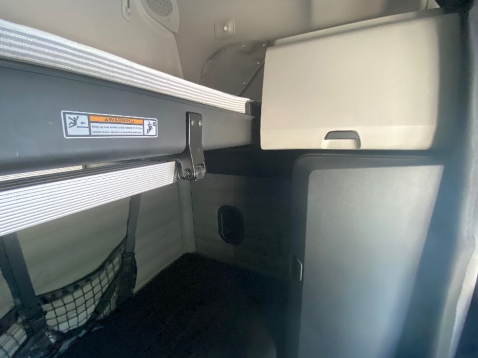 Sleeper Tractor-Heavy Duty Tractors-Freightliner-2021-T12664ST-Morristown-TN-406,663\n\t\tmiles-$ 82,500 - Image 17