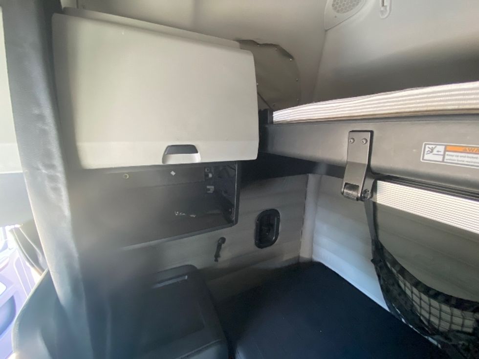 Sleeper Tractor-Heavy Duty Tractors-Freightliner-2021-T12664ST-Morristown-TN-406,663\n\t\tmiles-$ 82,500 - Image 18