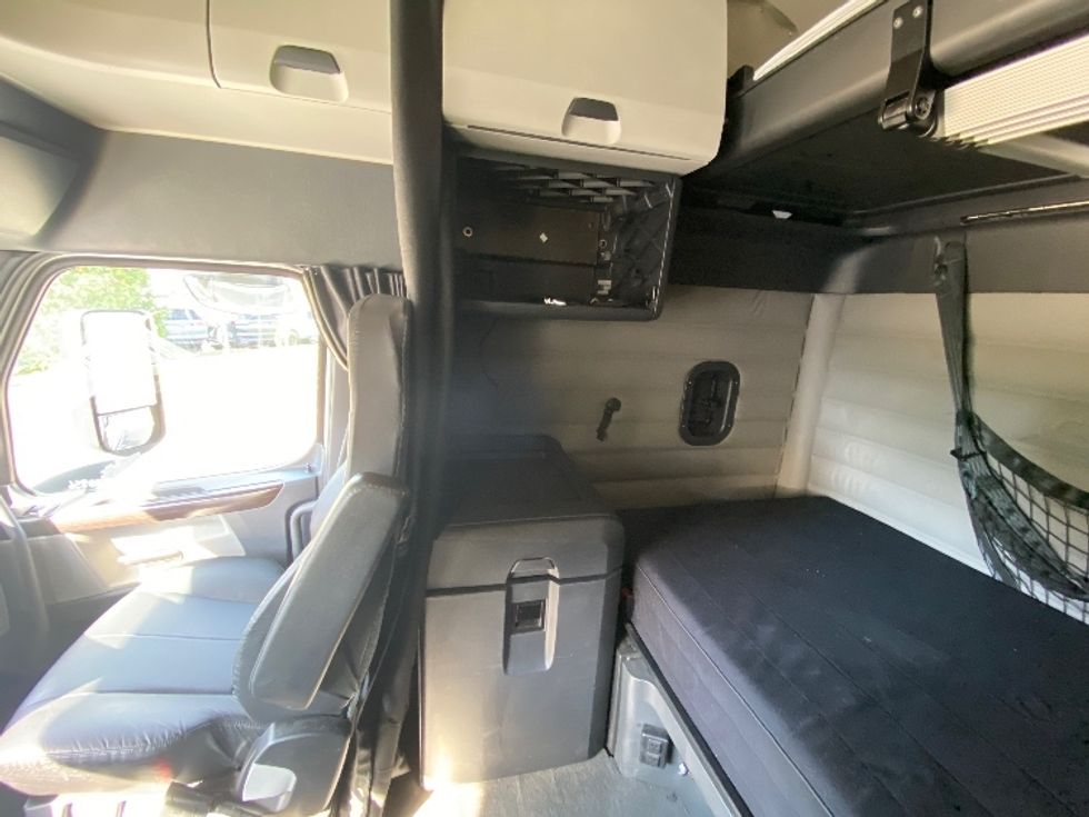 Sleeper Tractor-Heavy Duty Tractors-Freightliner-2021-T12664ST-Morristown-TN-406,663\n\t\tmiles-$ 82,500 - Image 19