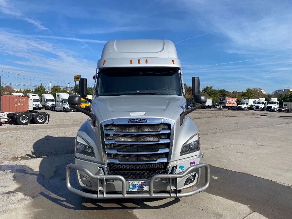 Sleeper Tractor-Heavy Duty Tractors-Freightliner-2021-T12664ST-Morristown-TN-406,663\n\t\tmiles-$ 82,500 - Image 2