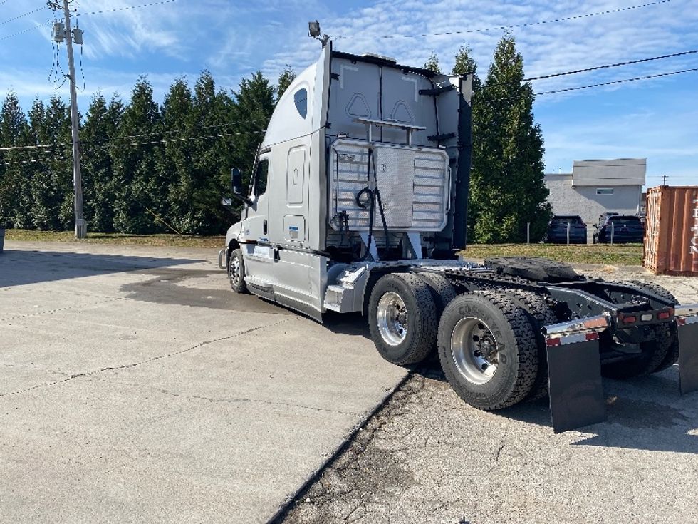 Sleeper Tractor-Heavy Duty Tractors-Freightliner-2021-T12664ST-Morristown-TN-406,663\n\t\tmiles-$ 82,500 - Image 5