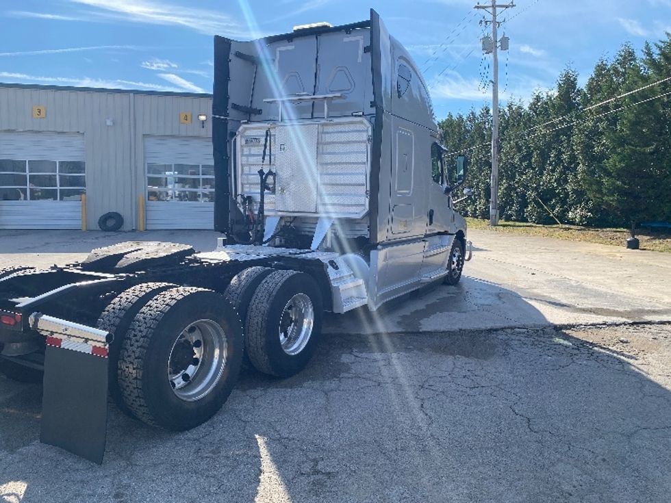 Sleeper Tractor-Heavy Duty Tractors-Freightliner-2021-T12664ST-Morristown-TN-406,663\n\t\tmiles-$ 82,500 - Image 7