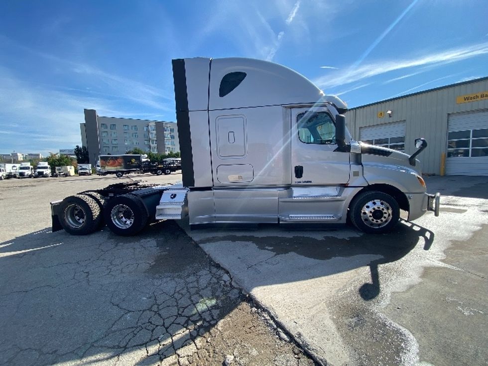 Sleeper Tractor-Heavy Duty Tractors-Freightliner-2021-T12664ST-Morristown-TN-406,663\n\t\tmiles-$ 82,500 - Image 8